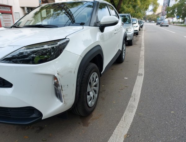 Egy álló személyautónak ütközött egy személygépkocsi a Bethlen Gábor utcán