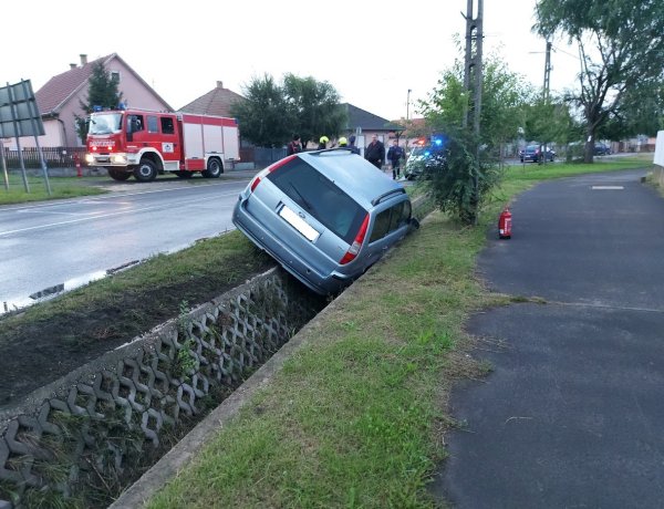 Újfehértó belterületén egy autó vezetője lesodródott az útról és az árokba hajtott