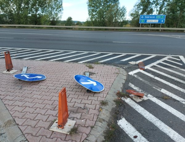 Keddre virradóra egy ismeretlen kamion több KRESZ-táblát is maga alá gyűrt az M3-as felhajtónál