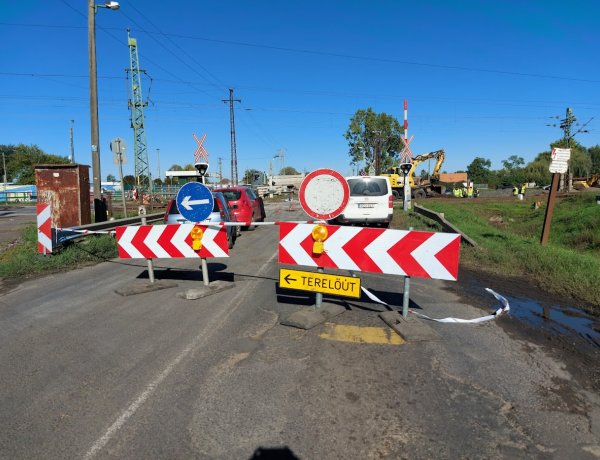 A Tokaji úti vasúti átjárónál korszerűsítési munkát végeznek