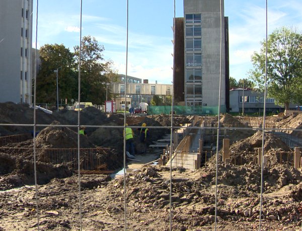 Nővérszálló épül a kórház területén – Szerda délután letették az új épület alapkövét