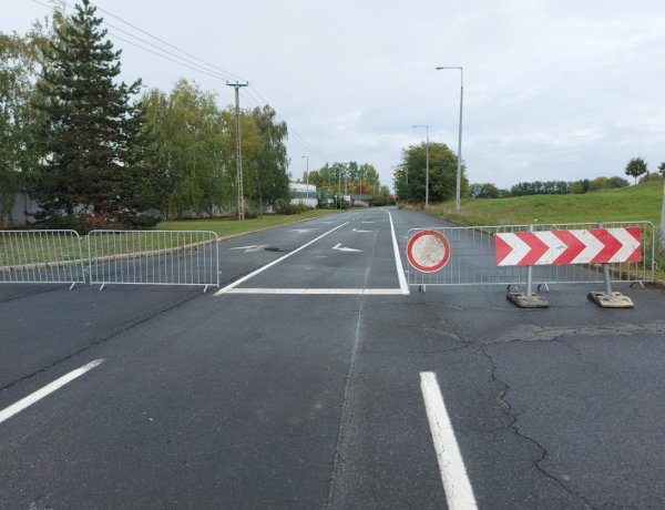 Lezárták a Pazonyi út és a Törpe utca közötti szakaszt a 4-es Huszárok útján