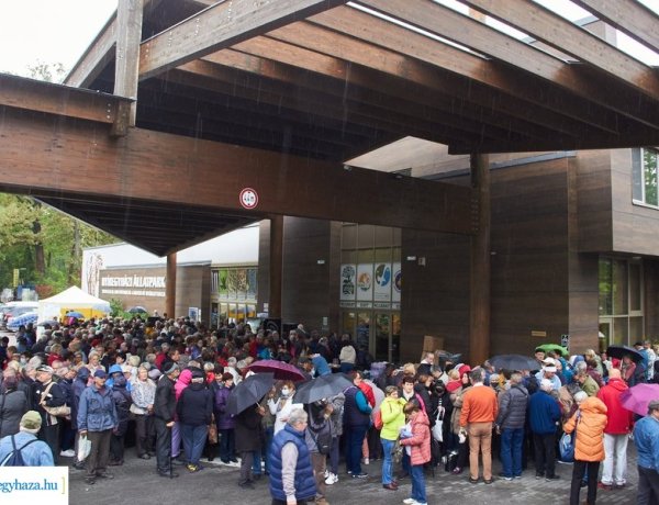 Állatparki séta a szépkorúaknak – Az önkormányzat idén is biztosította az ingyenes belépést