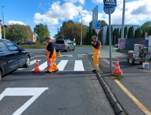 Burkolati jeleket festettek a Család és Szegfű utca kereszteződésében
