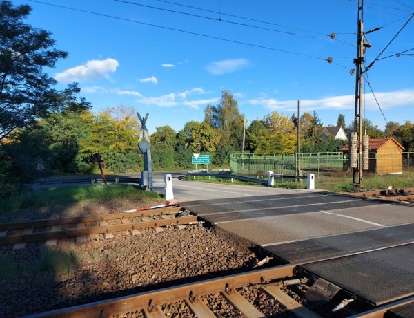 Tilosban a sínekre hajtott egy jármű a Kemecsei úti vasútátjáróban, letörte a sorompót
