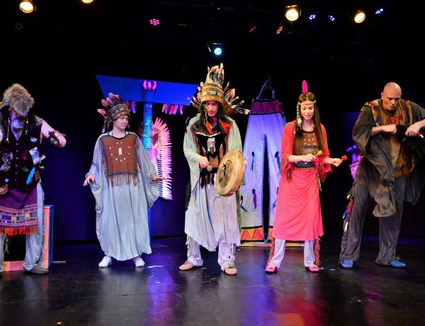 Maszmók a színházban – A Nagy Vándorló most az indiánok közé álmodja magát