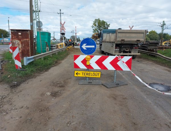 Megkezdődött a Rákóczi utca felőli sínpár korszerűsítése a Tokaji úti vasúti átjáróban