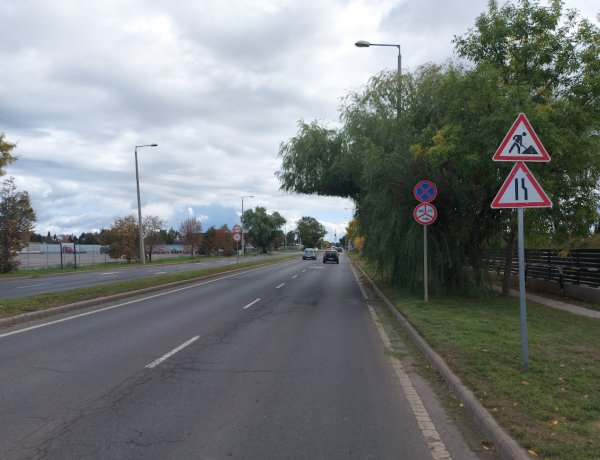 Az Orosi úton mindkét irányban útszűkület, sebességkorlátozás és előzni tilos van érvényben
