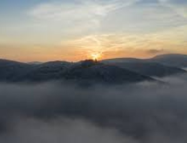 Felszáll a köd, és kisüt a nap