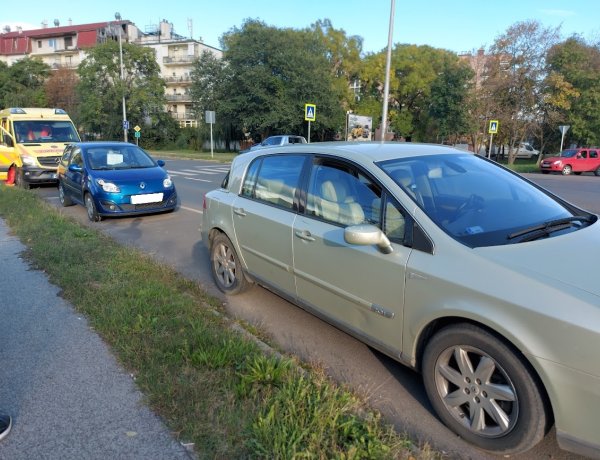 Egy kerékpáros és egy autós ütközött a zebrán, a Váci Mihály utcán