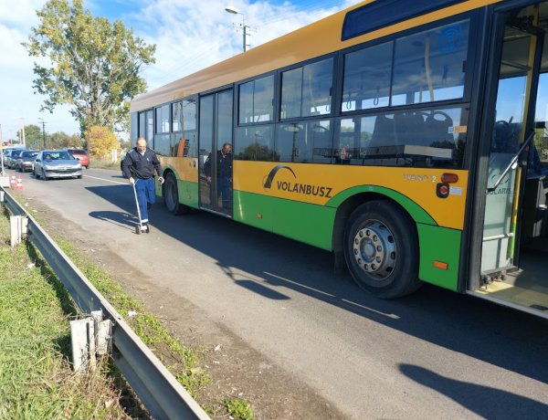 A Tokaji úton egy autóbusz és egy személyautó ütközött, amely vezetője elhajtott a helyszínről