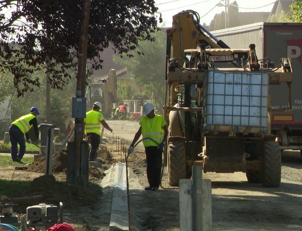 Megújul a Szélsőbokori út – Szélesedik a szakasz és új járdát is építenek