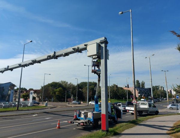 A VÉDA kapuk karbantartását végezték csütörtökön a Magyar Közút segítségével