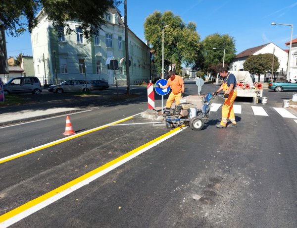 Megkezdődött a Debreceni úton a burkolati jelek festése