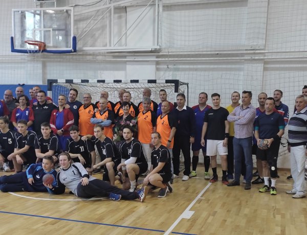 Öregfiúk kézitorna a Zrínyiben