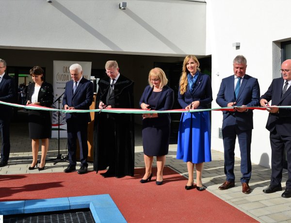 Hétvégi óvodaavatók –Két új óvodát avattak a családokkal együtt a református egyház elöljárói és közéleti személyiségek