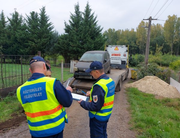 Roncsautót szállított el a Közterület-felügyelet