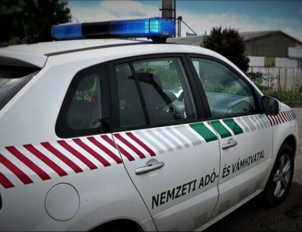 Feketén, mint az aszfalt