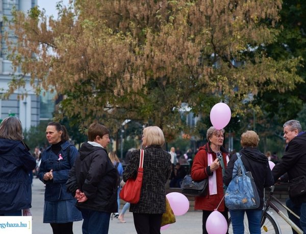Hit a betegek mellett – Városi séta a mellrák ellen