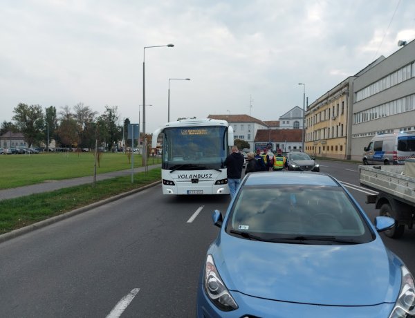 Autóbusz és személyautó ütközött a Hunyadi utcánál
