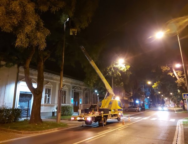 A város közvilágításának karbantartását végzik a szakemberek a napokban