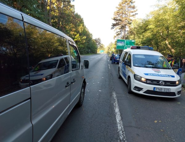 Négyes ráfutásos baleset történt Oros előtt