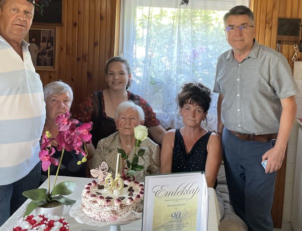Brezina Jánosnét, városunk szépkorú polgárát 90. születésnapja alkalmából köszöntötték