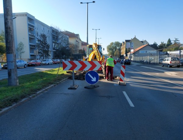 Közműfedlapokat helyeznek szintbe a Kert utca egy szakaszán, a belső sávot lezárták