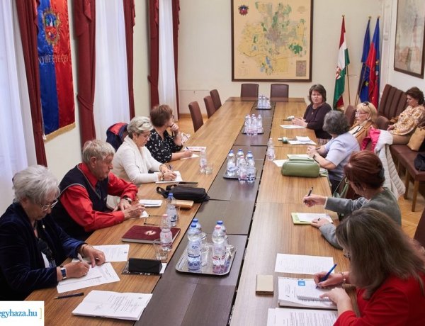 Pályázatok szépkorúaknak – Ülésezett az Idősügyi Tanács