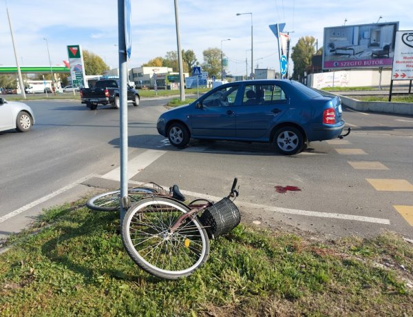Kerékpáros és személyautó ütközött a Kállói úti körforgalomban
