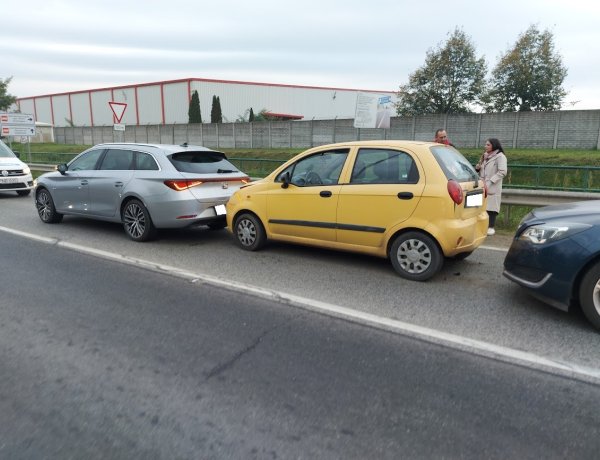 Hármas ráfutásos baleset történt szerda reggel a 36-os számú főútvonalon, a LEGO közelében