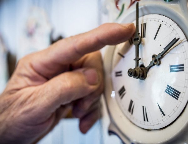 Idén sem marad el az óraátállítás, jövő vasárnapra virradóra egy órával többet aludhatunk