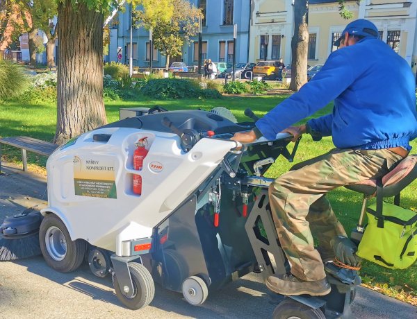 Elkezdte munkáját Nyíregyháza belvárosában a NYÍRVV legújabb, teljesen elektromos meghajtású seprőgépe
