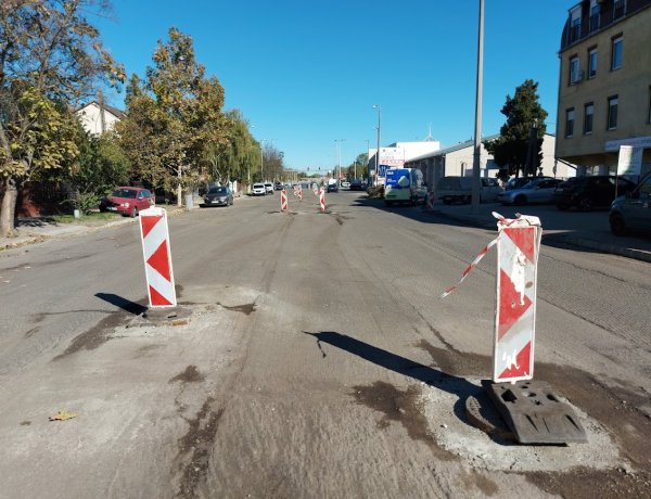 Megkezdődött a közműfedelek szintbehelyezése a Hunyadi utcán