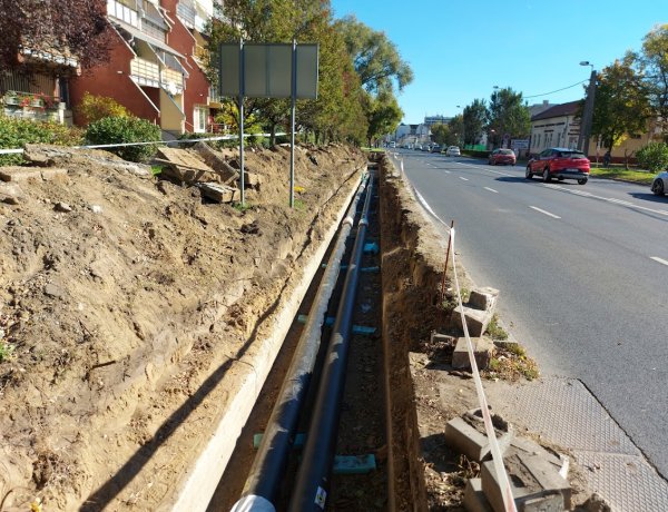 A Nyírtávhő dolgozik a Rákóczi utcán a Pacsirta utcától a Széna térig