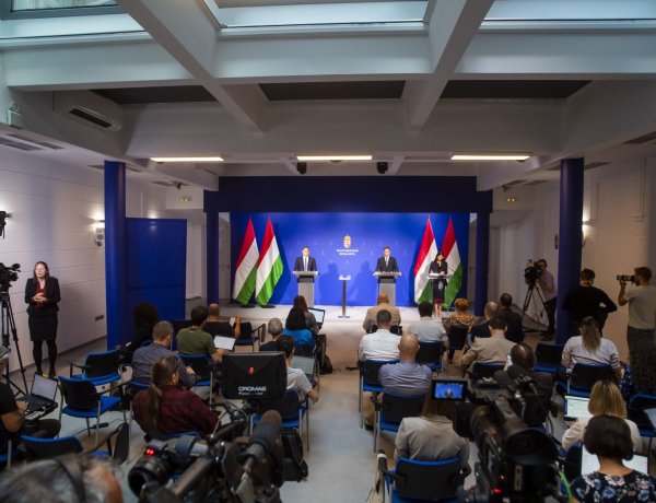 Gulyás Gergely: A kormány kiterjeszti a kamatstopot a kis és közepes vállalkozásokra is!