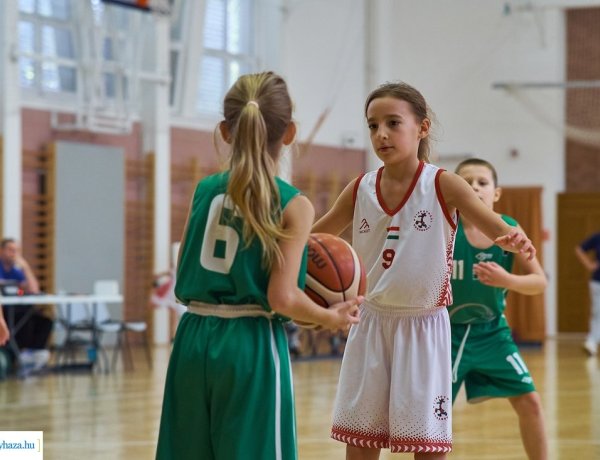 Pályán a legkisebb kosaras lányok 