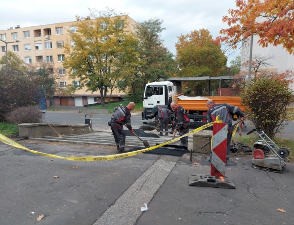A Korányi közben új járda kialakítását végzi a NYÍRVV