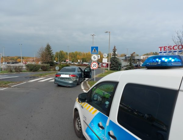 A Kosbor utcán, a körforgalomban ütközött két autós