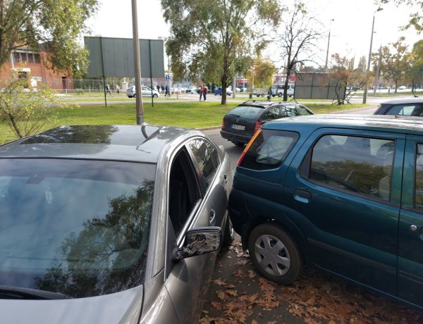 Baleset történt a Korányi Frigyes utcai szervizúton