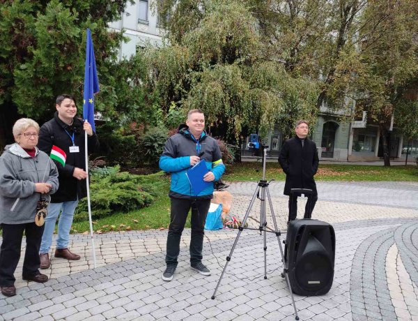 Utcára vonult a DK október 23-án, Nyíregyházán