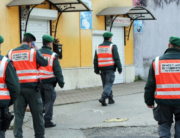 Tetten ért cigicsempész