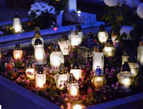 Ünnepi rend a temetőben – Halottak napjára és mindenszentekre készülnek