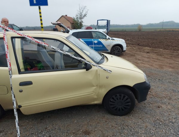 Egy tolató kamion és egy személyautó ütközött