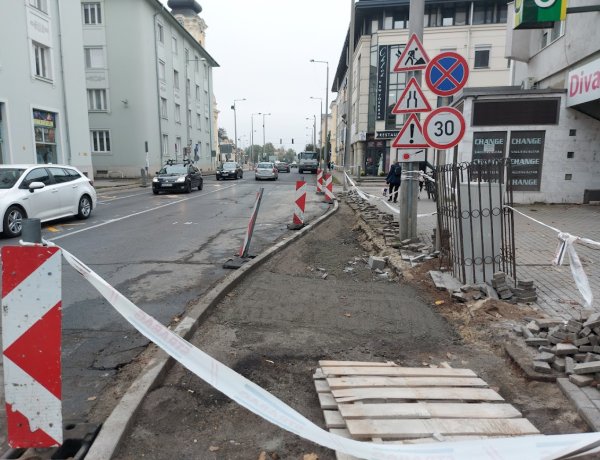 A héten folyamatosan zajlanak az útfelújítási munkálatok a belvárosban