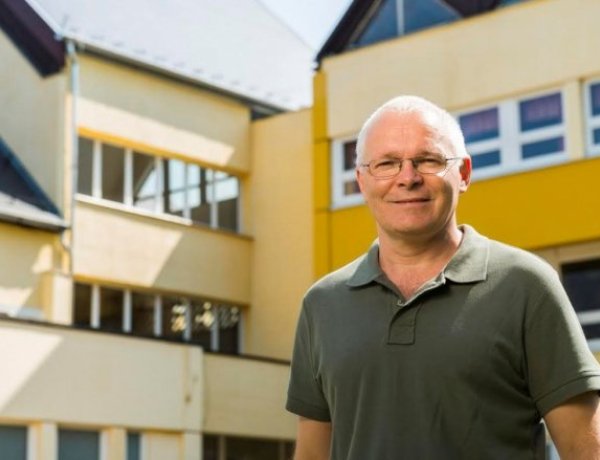 November 7-én és 8-án fogadóórát tart Bajnay Kornél