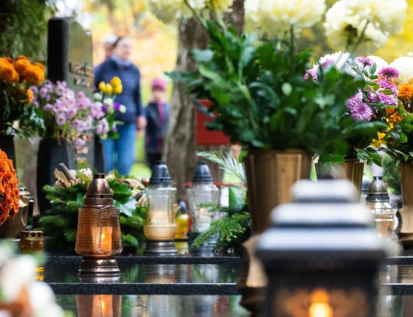 Számos népszokás kapcsolódik a mindenszentek és halottak napjához