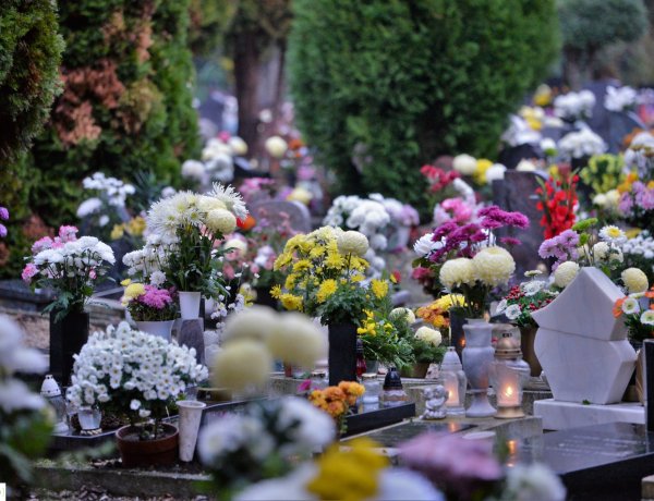 Már hétfőn is kigyúltak az emlékezés fényei az Északi temetőben