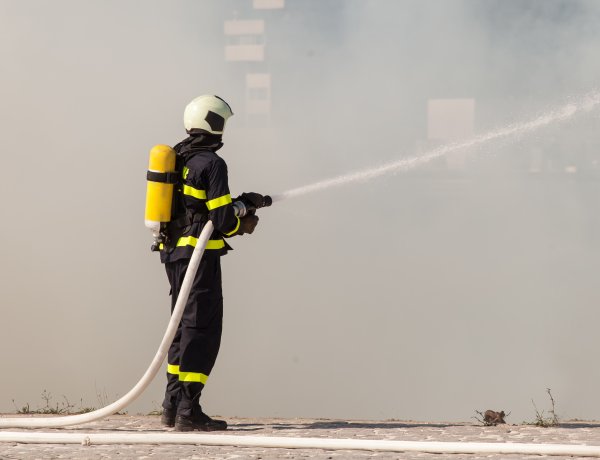 Melléképület és az udvaron összerakott fa és fűrészáru égett Nyíregyházán, a Rezeda utcában