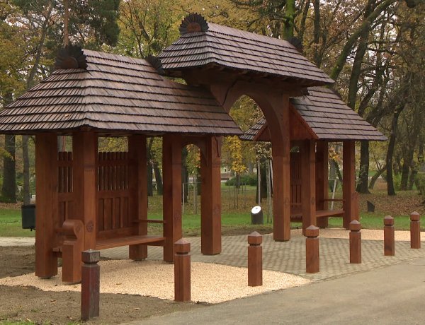 Felújították a Székelykaput – Visszakerült régi helyére Sóstógyógyfürdőn